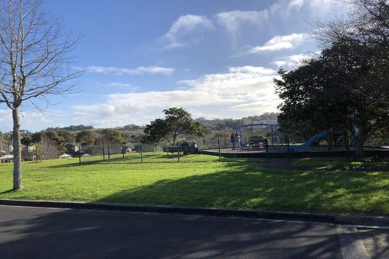 Photo of property in 2/6 John Jennings Drive, Oteha, Auckland, 0632
