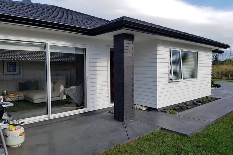 Photo of property in 44b Gilbransen Road, Kumeu, 0810