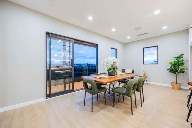 Photo of property in 32 Parkmore Drive, Rosehill, Papakura, 2113