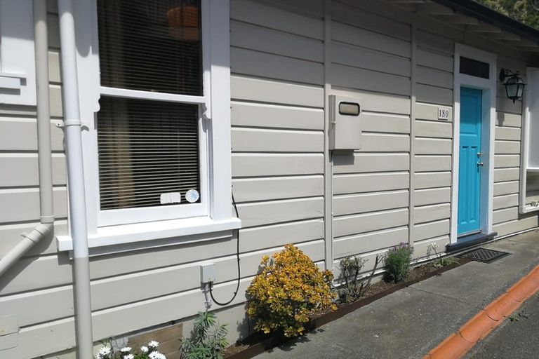 Photo of property in 180 Sutherland Road, Lyall Bay, Wellington, 6022
