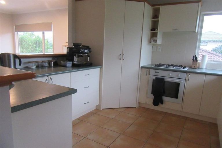 Photo of property in 8a Margaret Henry Crescent, Oteha, Auckland, 0632