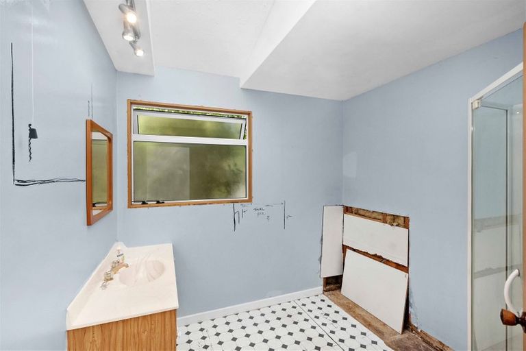 Photo of property in 16 Kruse Place, Redwood, Christchurch, 8051