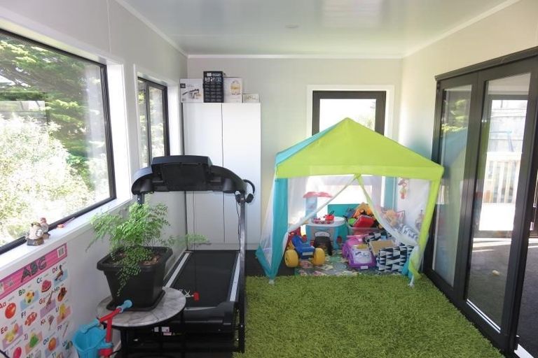 Photo of property in 32 Mervyn Kemp Drive, Tawa, Wellington, 5028