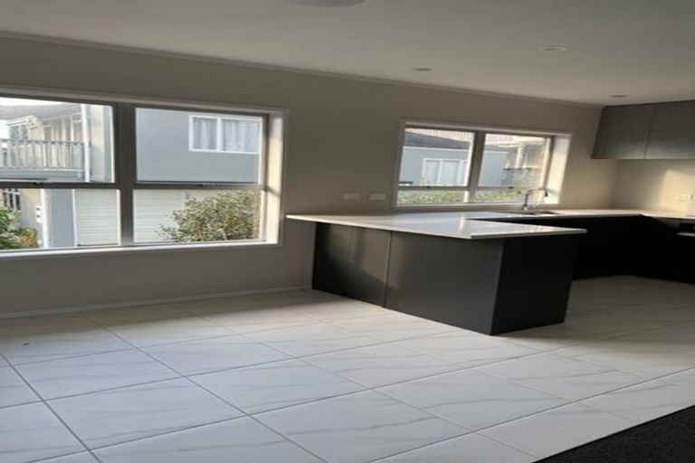 Photo of property in 3/53 Onewa Road, Northcote, Auckland, 0627