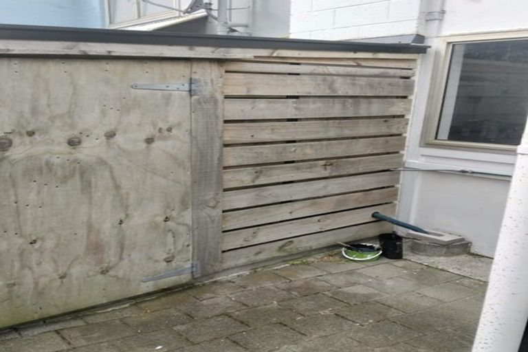 Photo of property in 112 Akaroa Drive, Maupuia, Wellington, 6022