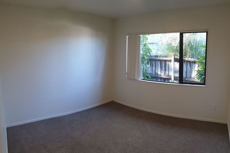 Photo of property in 22 Baulcomb Parade, Windsor Park, Auckland, 0632