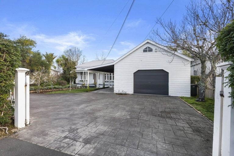 Photo of property in 143 Vauxhall Road, Narrow Neck, Auckland, 0624