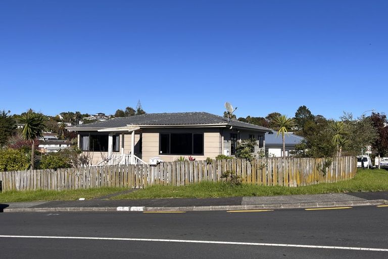Photo of property in 1 Loughanure Place, Massey, Auckland, 0614