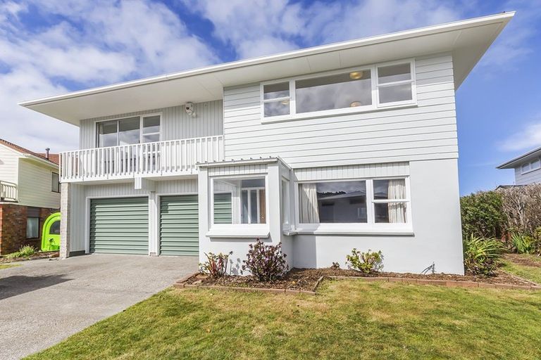 Photo of property in 30 Westview Grove, Miramar, Wellington, 6022