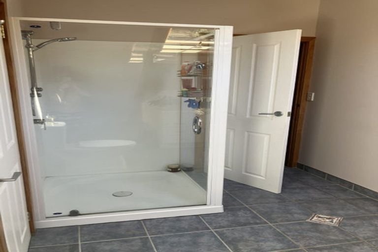 Photo of property in 2 Cascade Avenue, Waiatarua, Auckland, 0604