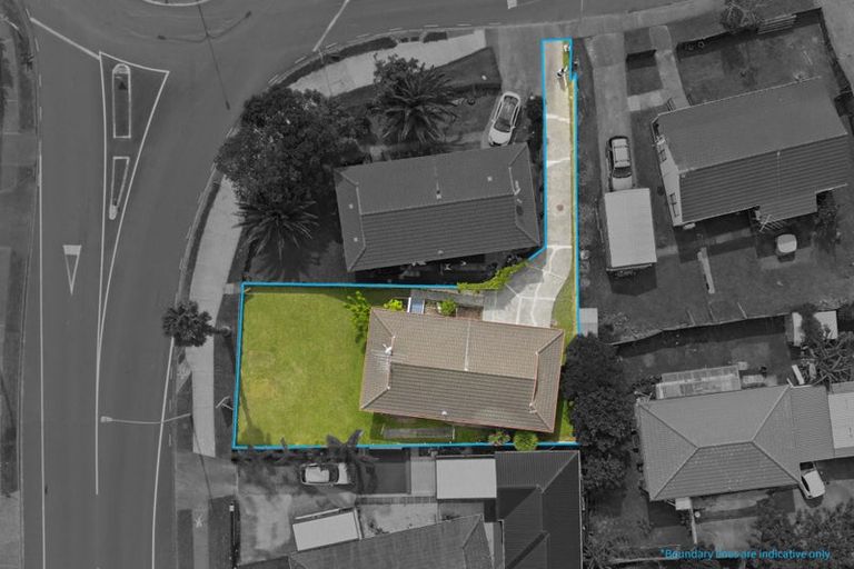 Photo of property in 2/68 Meadowood Drive, Unsworth Heights, Auckland, 0632
