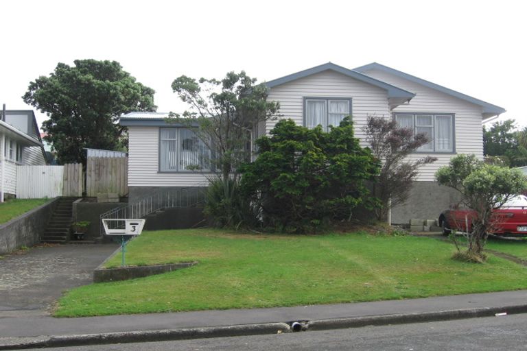 Photo of property in 3 Loasby Crescent, Newlands, Wellington, 6037