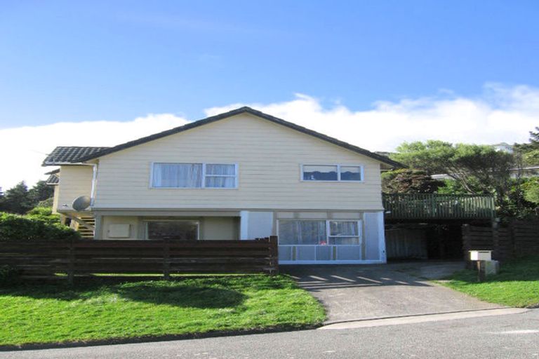 Photo of property in 5 Pimlico Place, Newlands, Wellington, 6037