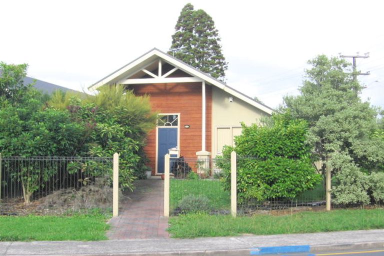 Photo of property in 3 Woodbank Drive, Glen Eden, Auckland, 0602