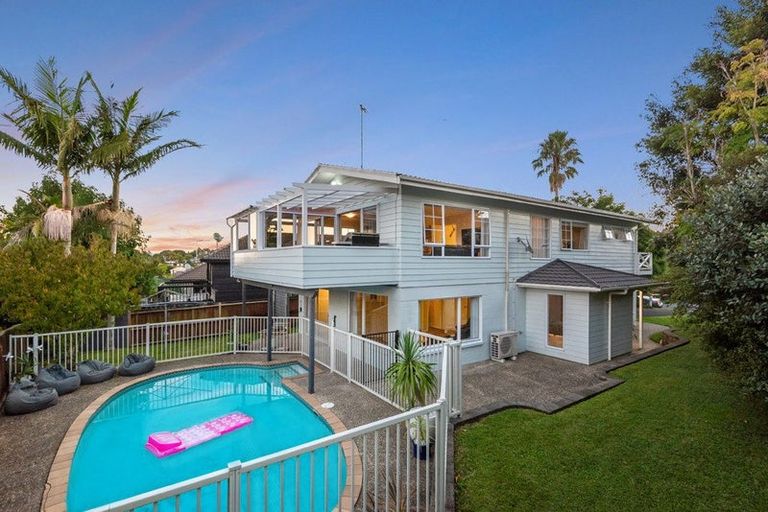 Photo of property in 26 Holdaway Avenue, Northcote, Auckland, 0627