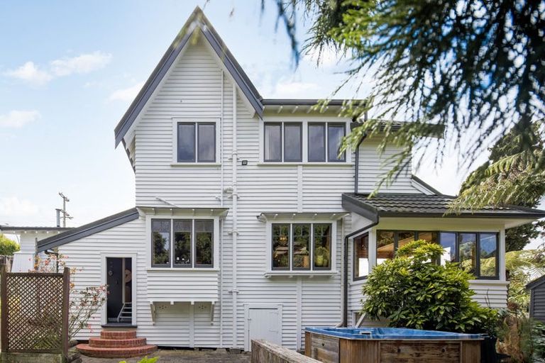 Photo of property in 69 Forest Lake Road, Forest Lake, Hamilton, 3200