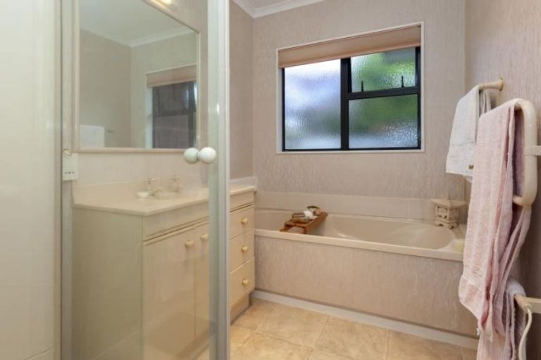 Photo of property in 8 Cranbrook Grove, Waikanae, 5036