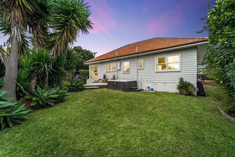 Photo of property in 2/118 East Coast Road, Forrest Hill, Auckland, 0620
