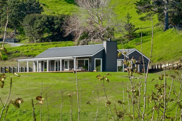 Photo of property in 48 Upper Whangateau Road, Big Omaha, 0985