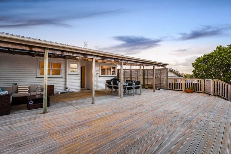 Photo of property in 15 Divich Avenue, Te Atatu South, Auckland, 0610