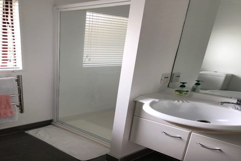 Photo of property in 2/30 Roanoke Way, Albany, Auckland, 0632