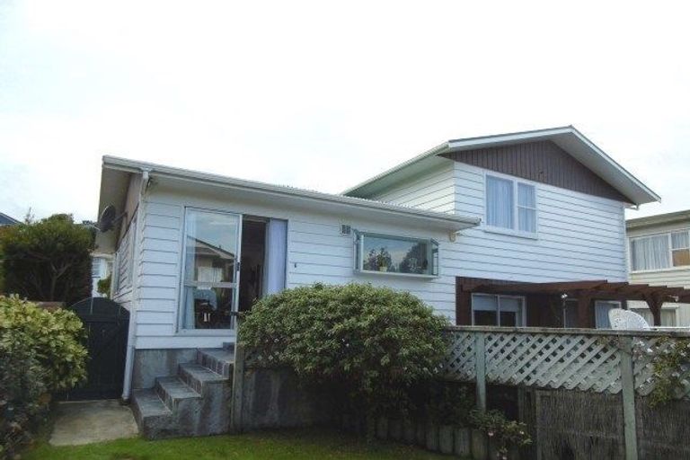 Photo of property in 28 Annan Grove, Papakowhai, Porirua, 5024