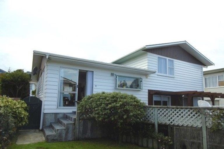 Photo of property in 28 Annan Grove, Papakowhai, Porirua, 5024