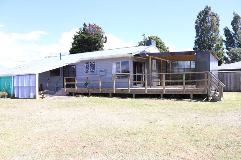 Photo of property in 10 Ingleby Place, Kelston, Auckland, 0602