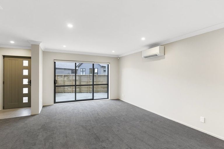 Photo of property in 16 Brindle Way, Newlands, Wellington, 6037