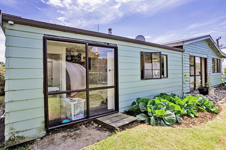 Photo of property in 3 Morton Street, Tuatapere, 9620