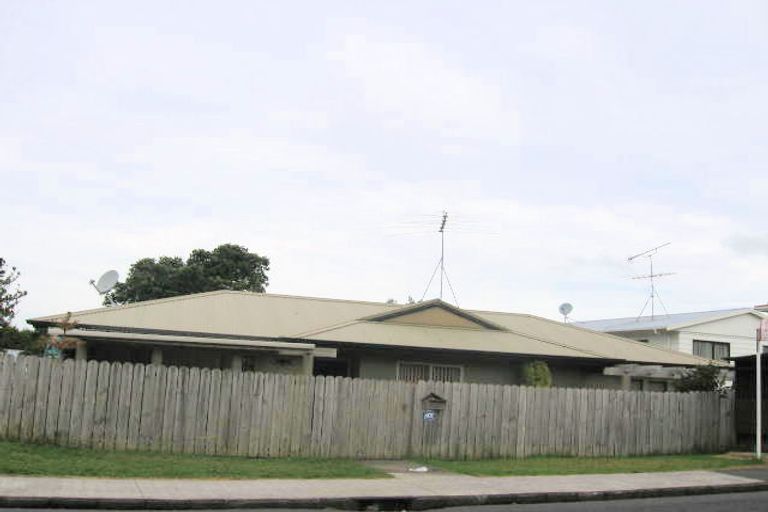 Photo of property in 1/2 Nandana Drive, Glen Eden, Auckland, 0602