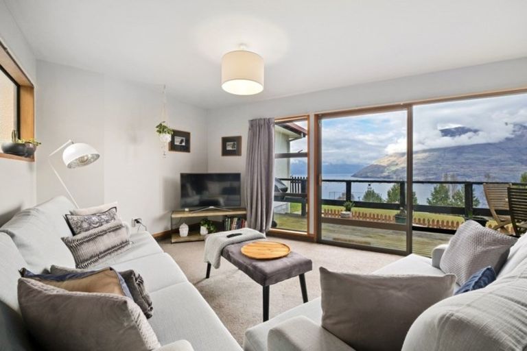 Photo of property in 14a Cameron Place, Fernhill, Queenstown, 9300