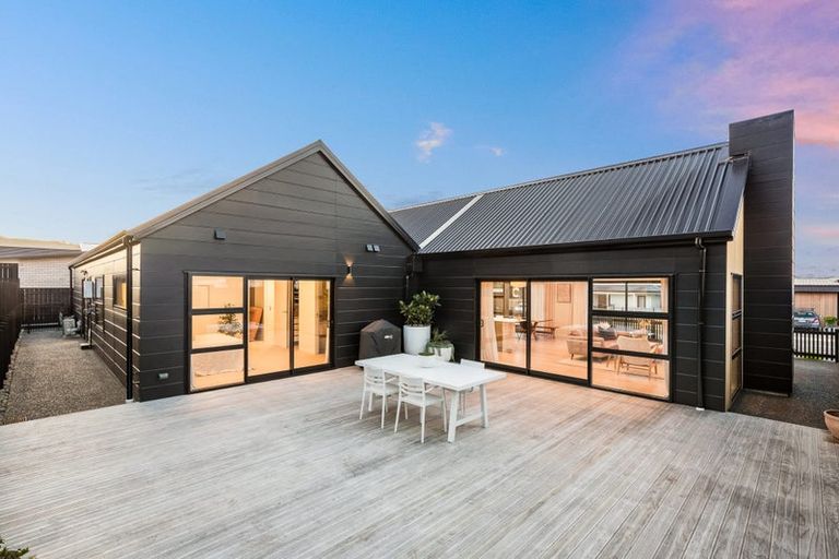 Photo of property in 75 Queen Charlotte Drive, Aotea, Porirua, 5024