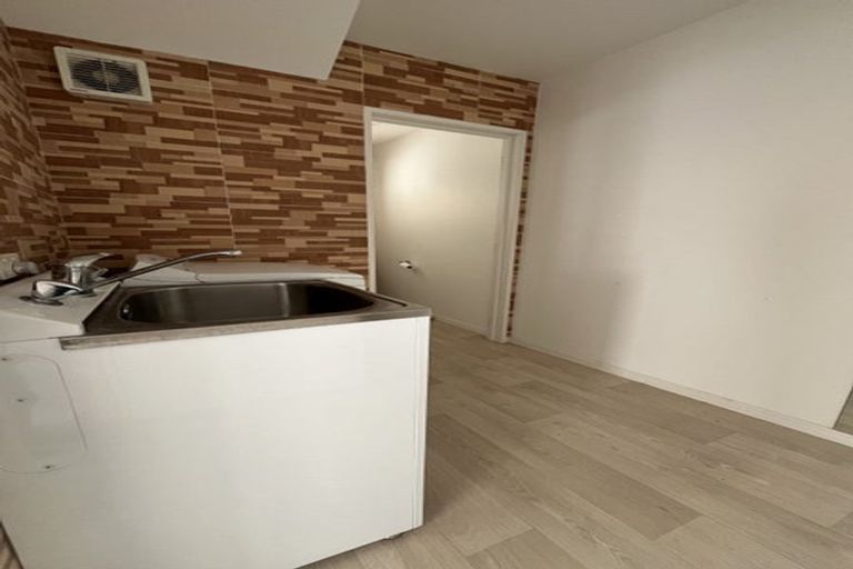 Photo of property in 4 Provence Esplanade, Te Atatu Peninsula, Auckland, 0610