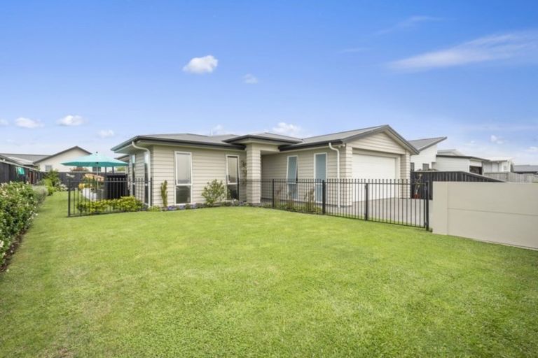Photo of property in 77 Sandhurst Drive, Papamoa Beach, Papamoa, 3118