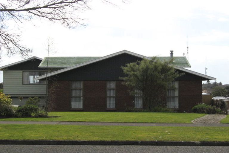 Photo of property in 17 Churchill Street, Levin, 5510
