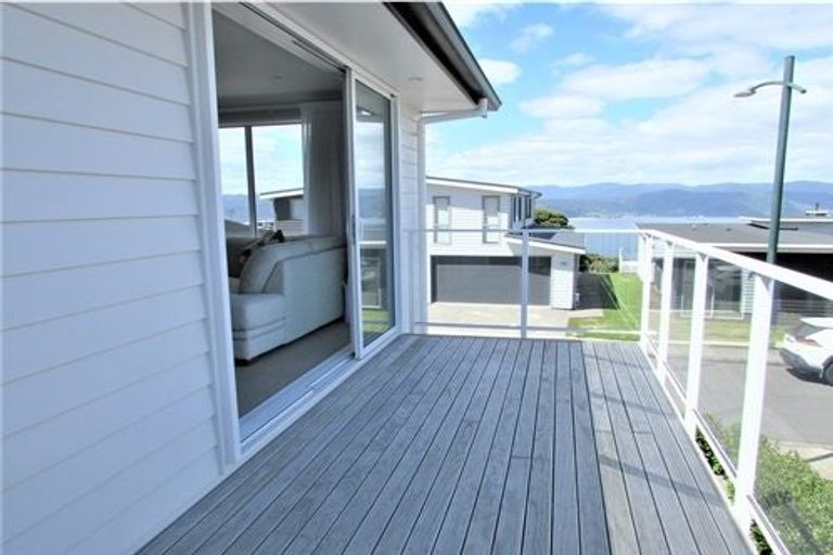 Photo of property in 10 Cromwell Point, Newlands, Wellington, 6037