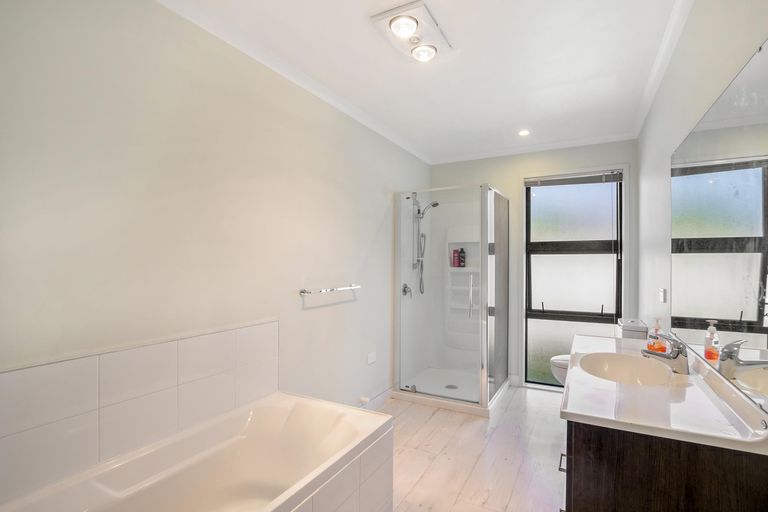 Photo of property in 18 Helenslee Road, Pokeno, 2402