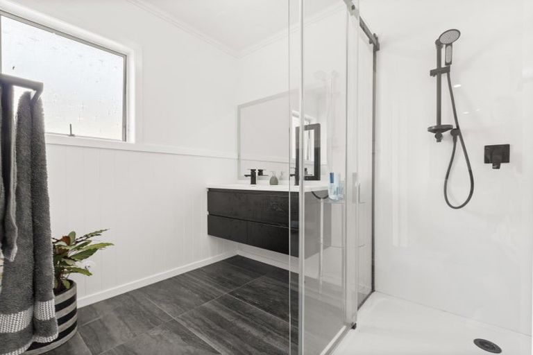 Photo of property in 46 Seaview Road, Marfell, New Plymouth, 4310