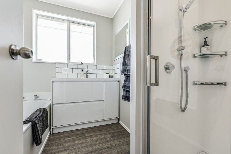 Photo of property in 102 Oakfield Crescent, Pukete, Hamilton, 3200