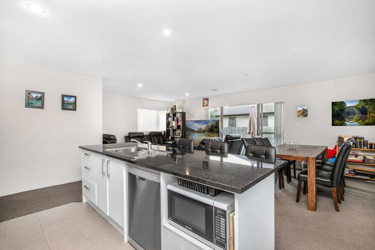 Photo of property in 98 Popokatea Drive, Takanini, 2112