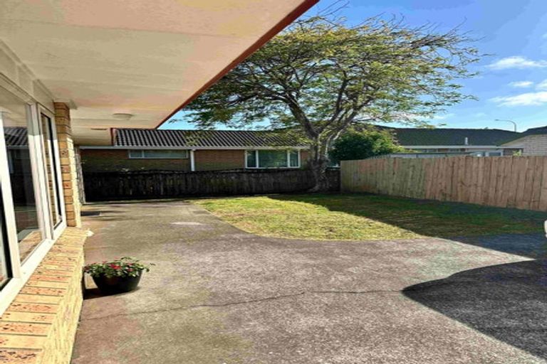 Photo of property in 2/327 Botany Road, Golflands, Auckland, 2013