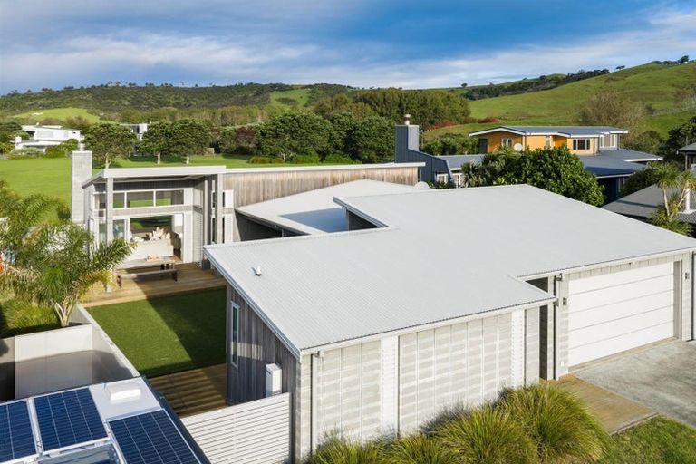 Photo of property in 39 Paraoa Crescent, Omaha, 0986