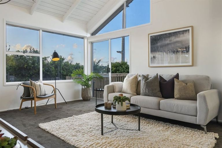 Photo of property in 2/307 Wairau Road, Totara Vale, Auckland, 0627