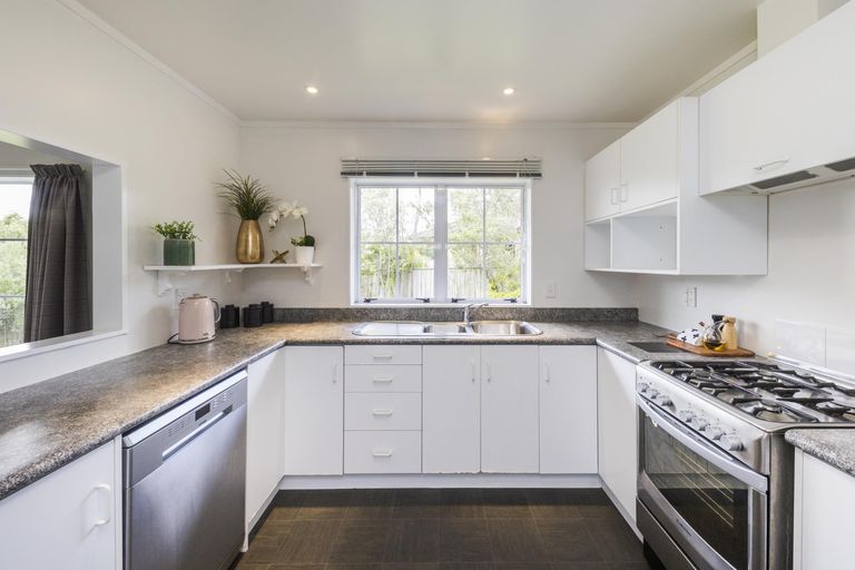 Photo of property in 155 Summerhill Drive, Fitzherbert, Palmerston North, 4410