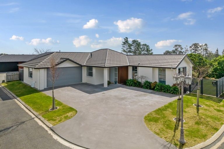 Photo of property in 6 Greenridge Lane, Merrilands, New Plymouth, 4312