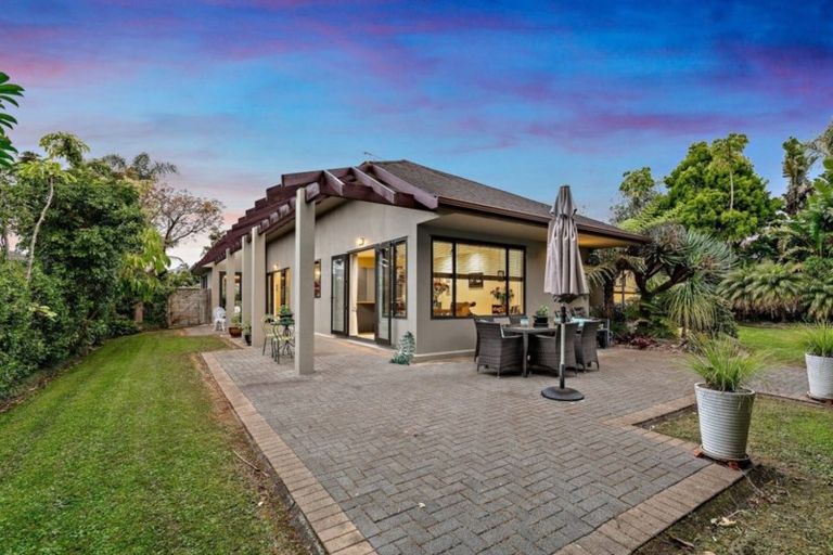 Photo of property in 3 Lupetti Rise, West Harbour, Auckland, 0618