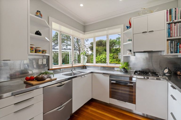 Photo of property in 43 Nicholson Road, Khandallah, Wellington, 6035