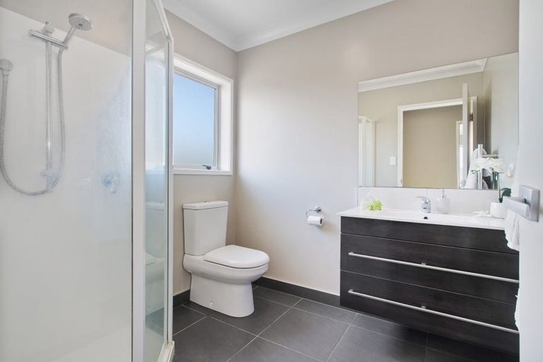 Photo of property in 543 Scenic Drive, Waiatarua, Auckland, 0612