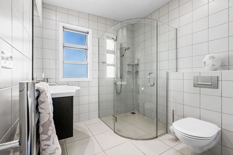 Photo of property in 8 Kawai Rise, Te Atatu Peninsula, Auckland, 0610